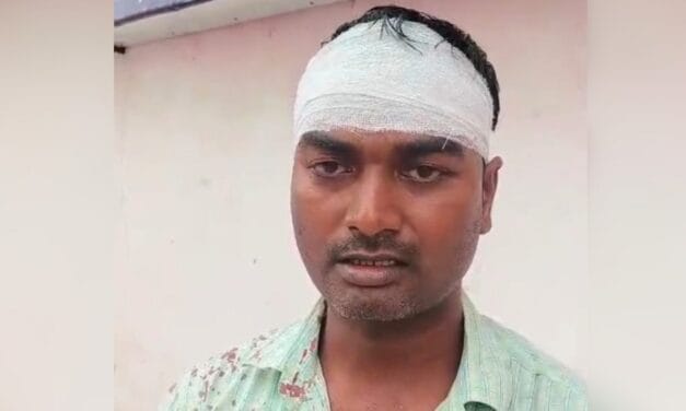 घायल युवकों की मदद कर रहे लेखपाल को ही समझा हमलावर, लाठी-डंडों से पीटकर किया अधमरा