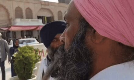 गोल्डन टेंपल में घुसा शराबी:SGPC के सेवादारों ने पकड़कर बाहर निकाला; बोला