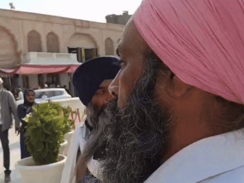 गोल्डन टेंपल में घुसा शराबी:SGPC के सेवादारों ने पकड़कर बाहर निकाला; बोला