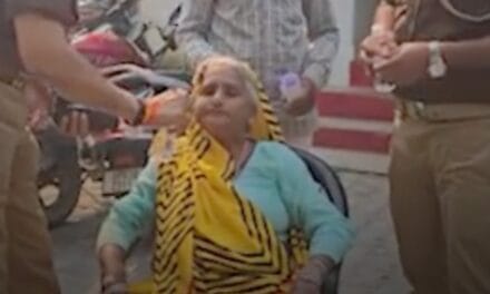 झांसी में बेटों-बहुओं ने बुजुर्ग महिला को पीटा