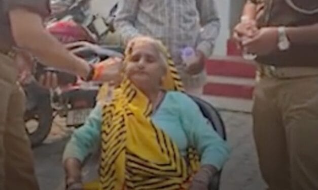 झांसी में बेटों-बहुओं ने बुजुर्ग महिला को पीटा