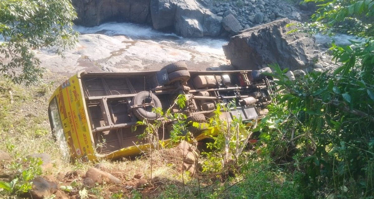 महाराष्ट्र के नंदुरबार में स्कूल बस 150 फीट खाई में गिरी, एक छात्र की मौत