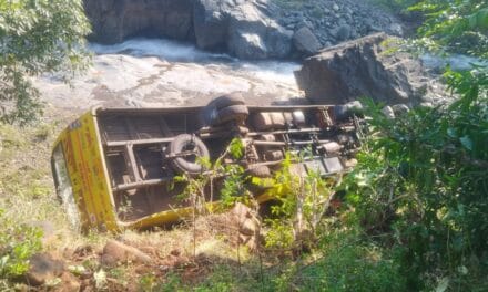 महाराष्ट्र के नंदुरबार में स्कूल बस 150 फीट खाई में गिरी, एक छात्र की मौत