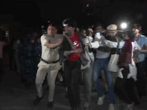 दिल्ली में एयर पॉल्यूशन का विरोध करने वाले अरेस्ट:लोग बोले