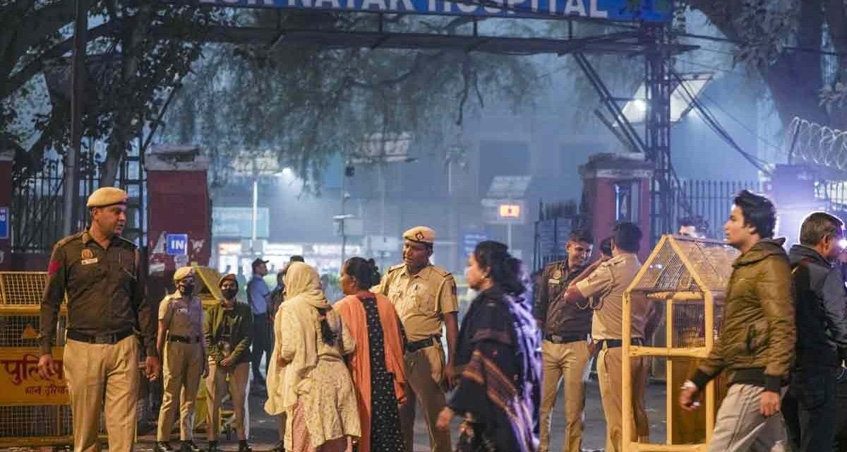 लालकिला ब्लास्ट के बाद LNJP अस्पताल के बाहर चीख-पुकार, परिजनों ने लगाई गुहार