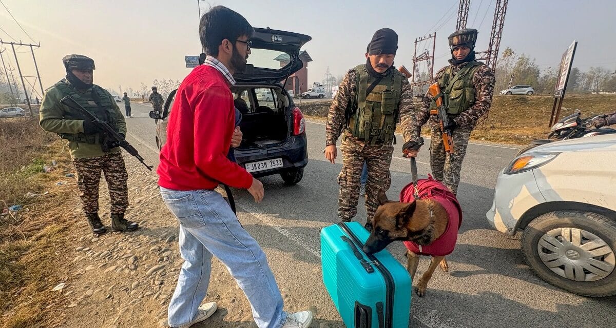 दिल्ली ब्लास्ट के बाद ​​लखनऊ, सहारनपुर में डॉक्टरों के घरों की तलाशी, UP से जुड़ रहे तार