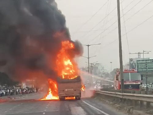 पुणे में 25 गाड़ियां टकराईं, 9 लोगों की मौत:इनमें 5 जिंदा जले; ट्रक का ब्रेक फेल हुआ, कार से भिड़ा, दोनों