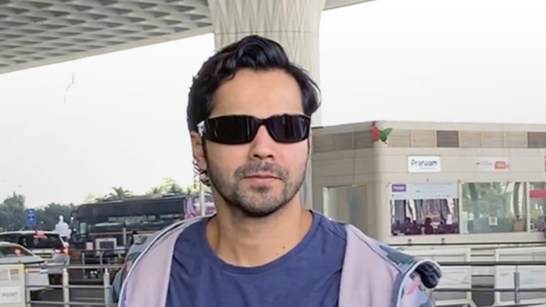 कैजुअल लुक में स्पॉट हुए Varun Dhawan!
