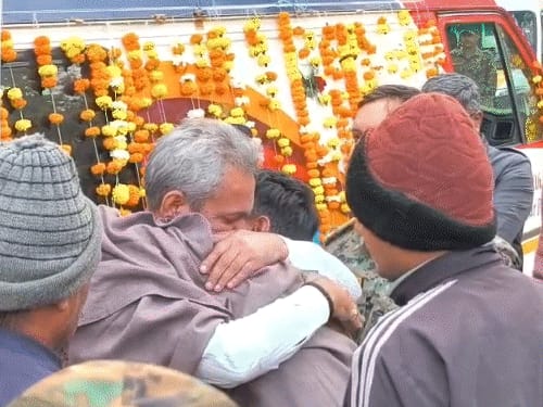 नक्सली मुठभेड़ में शहीद इंस्पेक्टर की बालाघाट में श्रद्धांजलि यात्रा:फूट-फूटकर रोए परिजन; नरसिं