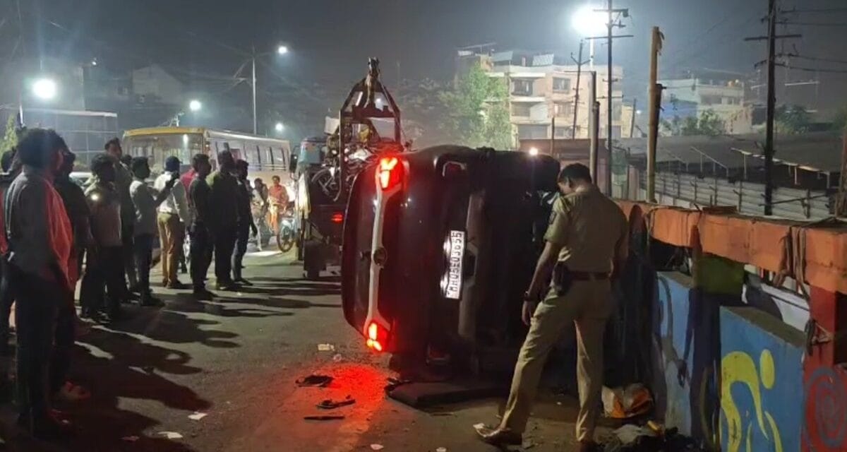 ड्राइवर को आया हार्ट अटैक… बेकाबू कार डिवाइडर से टकराई, 4 की मौत, Video