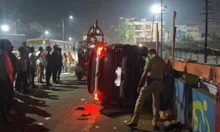ड्राइवर को आया हार्ट अटैक… बेकाबू कार डिवाइडर से टकराई, 4 की मौत, Video