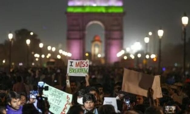 पॉल्यूशन को लेकर इंडिया गेट पर दिल्ली वालों का प्रोटेस्ट, पुलिस पर पेपर स्प्रे से हमला, FIR दर्ज