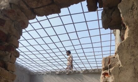 UP के इस गांव के लोगों ने खून पसीने की कमाई से बने तोड़े अपने पक्के मकान, जानें वजह