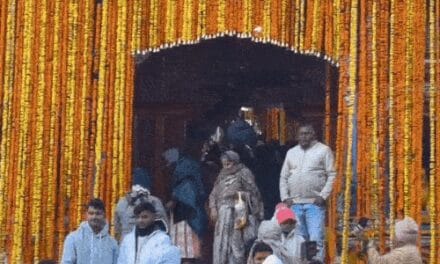 बद्रीनाथ के कपाट बंद करने की प्रक्रिया शुरू:12 क्विंटल फूलों से सजा मंदिर, सेना ने पारंपरिक धुन बजा