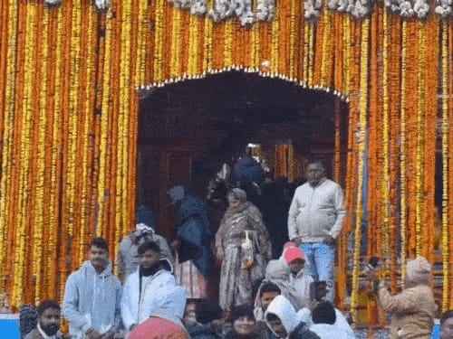 बद्रीनाथ के कपाट बंद करने की प्रक्रिया शुरू:12 क्विंटल फूलों से सजा मंदिर, सेना ने पारंपरिक धुन बजा