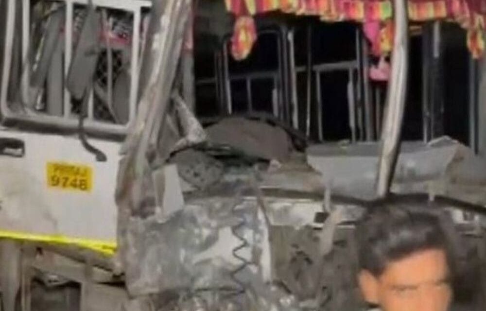 भास्कर अपडेट्स:पंजाब के फाजिल्का में बस-ट्रक की टक्कर में 2 की मौत, 15 घायल