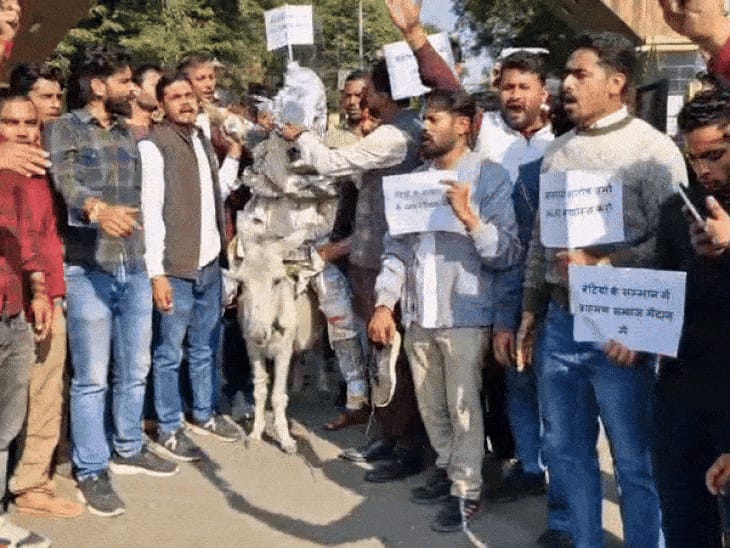 Gen-Z ने आईएएस के पुतले को गधे पर घुमाया:ब्राह्मण बेटियों पर संतोष वर्मा के बयान को लेकर विरोध प्रदर्शन, पुतले को जूते-चप्पलों से पीटा