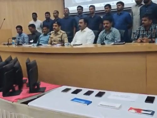 हैदराबाद में फर्जी कॉल सेंटर का पर्दाफाश, 9 गिरफ्तार:ऑस्ट्रेलियाई नागरिकों से ₹10 करोड़ ठगे; 12 कंप्यूटर, 7 मोबाइल और चेक बुक जब्त