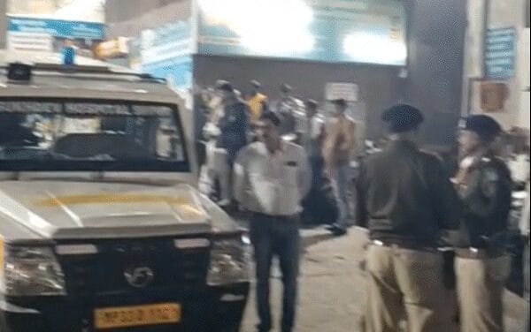ग्वालियर पुलिस पर मुरैना में हमला, सिपाही को गोली मारी:हत्या के प्रयास के आरोपी को पकड़ने पहुंची थी टीम; लोकल पुलिस बोली