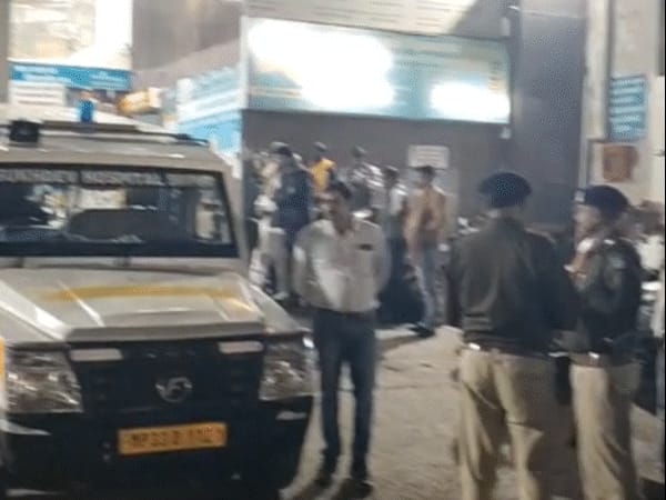 ग्वालियर पुलिस पर मुरैना में हमला, सिपाही को गोली मारी:हत्या के प्रयास के आरोपी को पकड़ने पहुंची थी टीम; लोकल पुलिस बोली