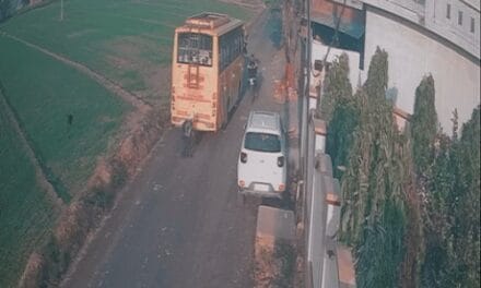 6 साल के UKG स्टूडेंट की बाइक से टक्कर,VIDEO:पटियाला में बच्चे को स्कूल बस से अकेले उतारा, रोड पार कराने के लिए अटेंडेंट नहीं था