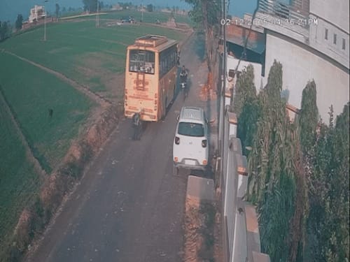 6 साल के UKG स्टूडेंट की बाइक से टक्कर,VIDEO:पटियाला में बच्चे को स्कूल बस से अकेले उतारा, रोड पार कराने के लिए अटेंडेंट नहीं था