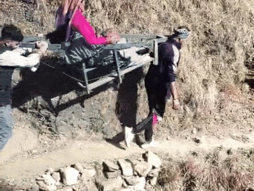 एम्बुलेंस से पहले मरीज ने किया डोली का सफर, VIDEO:कंधों पर लाद युवकों ने 5 किलोमीटर दूर सड़क तक पहुंचाया, खाई में गिरते-गिरते बचे