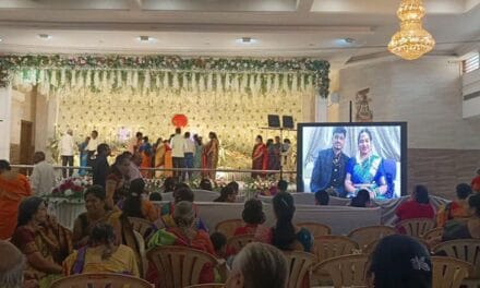 इंडिगो फ्लाइट कैंसिल PHOTOS, एयरपोर्ट पर सूटकेस का ढेर:अपनी रिसेप्शन में ऑनलाइन शामिल हुआ कपल; पिता बोला