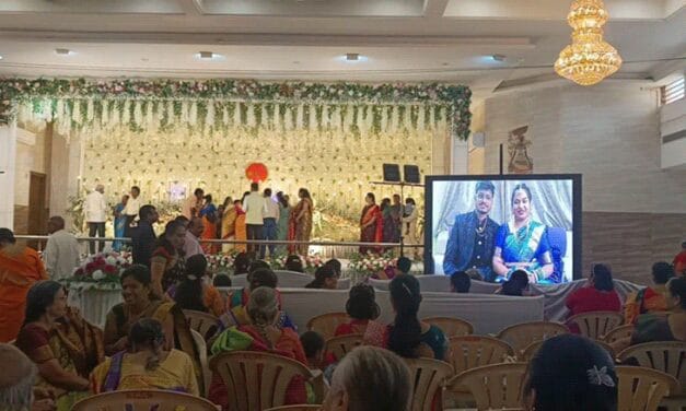 इंडिगो फ्लाइट कैंसिल PHOTOS, एयरपोर्ट पर सूटकेस का ढेर:अपनी रिसेप्शन में ऑनलाइन शामिल हुआ कपल; पिता बोला