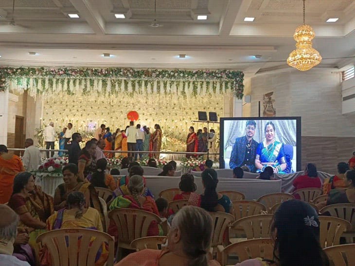 इंडिगो फ्लाइट कैंसिल PHOTOS, एयरपोर्ट पर सूटकेस का ढेर:अपनी रिसेप्शन में ऑनलाइन शामिल हुआ कपल; पिता बोला