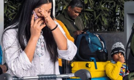 इंडिगो की फ्लाइट्स कैंसिल होने से रोते नजर आए यात्री:कई एयरपोर्ट्स पर पैसेंजर्स का हंगामा, क्रू से बहस; PHOTOS