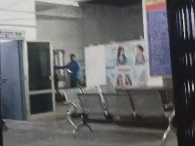 टीआई ने LLB स्टूडेंट को चप्पल से पीटा:शिवपुरी के पिछोर थाने में FIR लिखवाने पहुंचा था; रातभर बंद रखा, केस लगाया