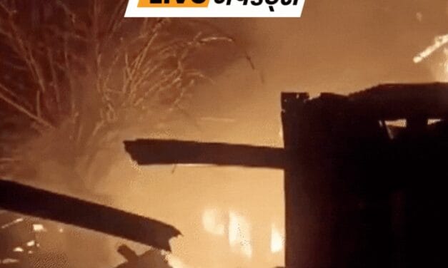 भास्कर अपडेट्स:जम्मू-कश्मीर के श्रीनगर में फर्नीचर गोदाम और दुकानों में आग लगी; फायर बिग्रेड आग बुझाने में जुटीं