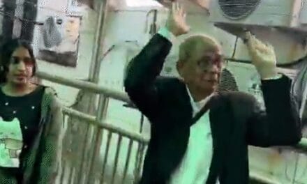 पूर्व चीफ जस्टिस पर जूता फेंकने वाले वकील पर हमला:यूपी के राकेश किशोर को चप्पलों से पीटा; लगाए सनातन धर्म की जय के नारे