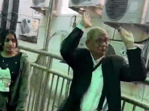 पूर्व चीफ जस्टिस पर जूता फेंकने वाले वकील पर हमला:यूपी के राकेश किशोर को चप्पलों से पीटा; लगाए सनातन धर्म की जय के नारे