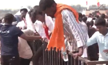 एक्टर विजय की रैली में बंदूक लेकर पहुंचा व्यक्ति:महिलाएं बैरिकेड फांदकर घुसीं; करूर भगदड़ में 41 मौतें हुई थी, उसके बाद पहली जनसभा