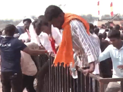 एक्टर विजय की रैली में बंदूक लेकर पहुंचा व्यक्ति:महिलाएं बैरिकेड फांदकर घुसीं; करूर भगदड़ में 41 मौतें हुई थी, उसके बाद पहली जनसभा