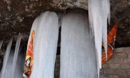 उत्तराखंड में बर्फबारी के बाद बना 10 फीट ऊंचा शिवलिंग:मिनी अमरनाथ में बाबा बर्फानी के हो रहे दर्शन, पहाड़ से लगातार गिरती है जलधारा
