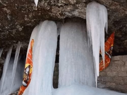 उत्तराखंड में बर्फबारी के बाद बना 10 फीट ऊंचा शिवलिंग:मिनी अमरनाथ में बाबा बर्फानी के हो रहे दर्शन, पहाड़ से लगातार गिरती है जलधारा