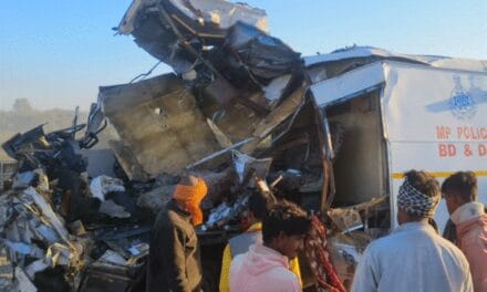 MP-सागर में पुलिस वैन-कंटेनर की भिड़ंत, 4 पुलिसकर्मियों की मौत:वाहन काटकर शव निकाले; बालाघाट से ड्यूटी कर मुरैना लौट रही थी टीम