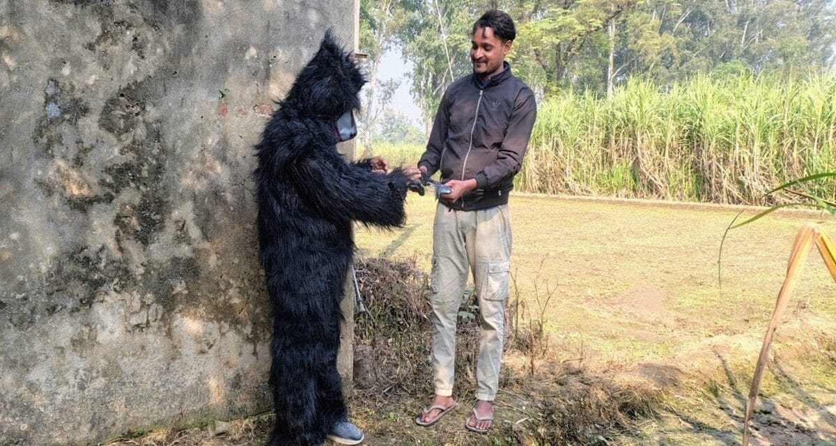 खेतों में भालू के कपड़े पहनकर घूम रहे किसान, जानें क्या है पूरा माजरा