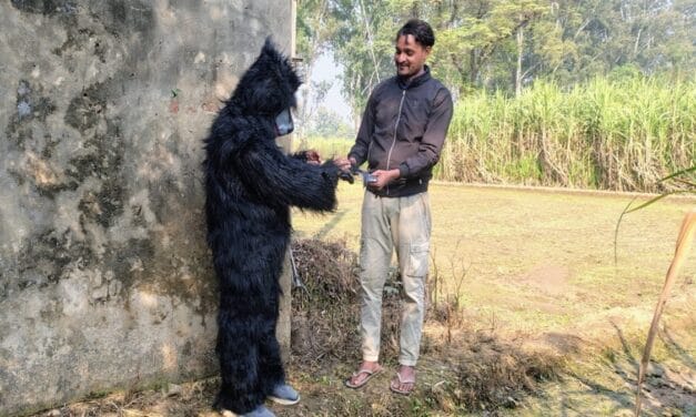 खेतों में भालू के कपड़े पहनकर घूम रहे किसान, जानें क्या है पूरा माजरा