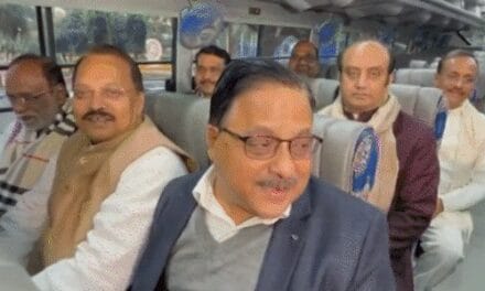मोदी के घर पर डिनर पर पहुंचे NDA सांसद:20-25 के ग्रुप में बसों से आए; डिनर से पहले सीनियर नेताओं ने बैठक की