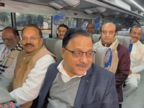 मोदी के घर पर डिनर पर पहुंचे NDA सांसद:20-25 के ग्रुप में बसों से आए; डिनर से पहले सीनियर नेताओं ने बैठक की