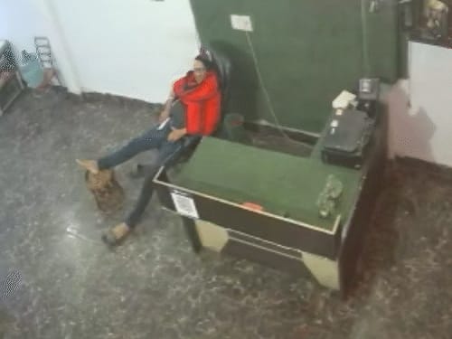 नारनौल में होटल मालिक की मौत का VIDEO:कुर्सी पर बैठा मोबाइल देख रहा था, अचानक हार्ट फेल हुआ, नीचे लुढ़का; 3 बच्चों का पिता था