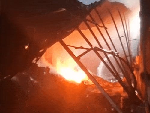 देहरादून में 7 घंटे बाद बुझी फैक्ट्री की आग:फायर ब्रिगेड की 17 गाड़ियों ने फैलने से रोका, परफ्यूम की हजारों बोतलों में हुआ ब्लास्ट