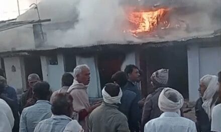 खंडवा में तीन मकानों में आग, शख्स जिंदा जला:घर में अकेला सोता रह गया; 6 फायर ब्रिगेड बुझाने में जुटी