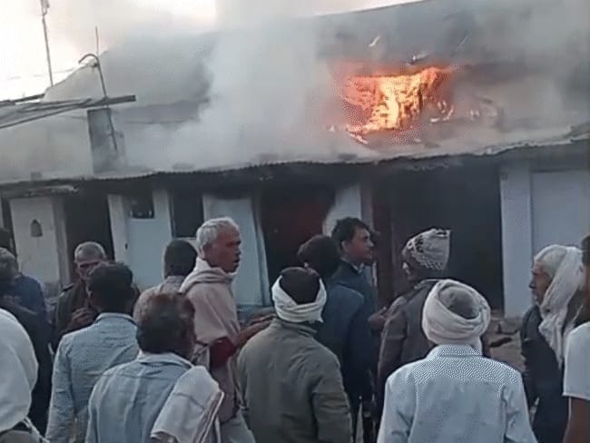 खंडवा में तीन मकानों में आग, शख्स जिंदा जला:घर में अकेला सोता रह गया; 6 फायर ब्रिगेड बुझाने में जुटी