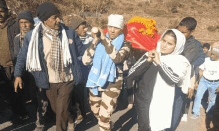 उत्तराखंड की 7 बेटियों ने उठाई पिता की अर्थी:CISF में तैनात युवती ने मुंडन कराकर दी मुखाग्नि, हायर सेंटर ले जाते समय हुआ था निधन