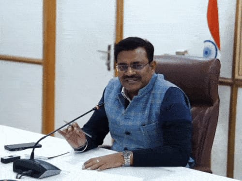 धामी सरकार 2027 चुनाव से पहले घर-घर देगी दस्तक:23 विभागों से जुड़ी योजनाओं से लोगों को जोड़ेगी, कांग्रेस बोली